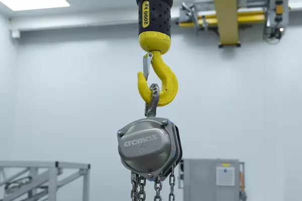 Application example in a cleanroom: hoist made of cromox® stainless steel